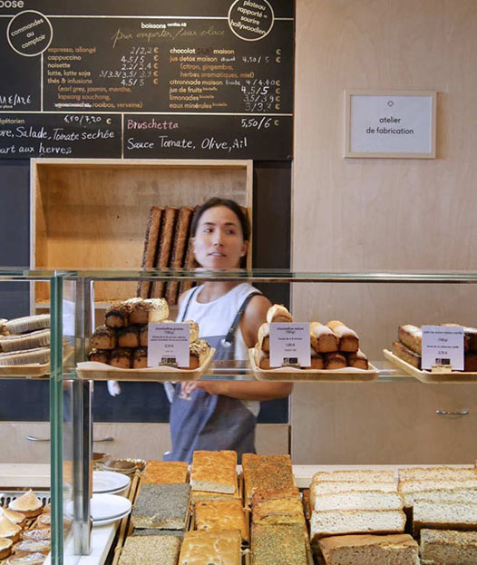Mari derrière le comptoir