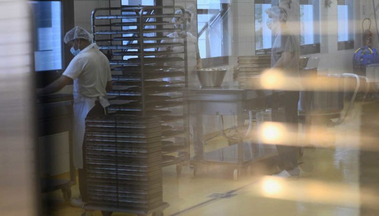 les boulangers dans le laboratoire de fabrication boulangère